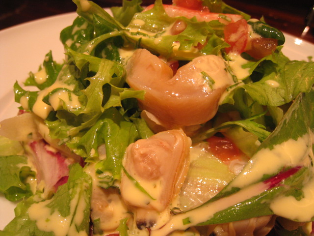 香川産ホワイトアスパラガスをミル貝、あさり、ズワイガニと共に軽いサラダ仕立アップ