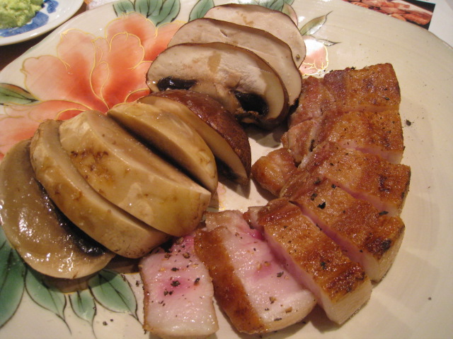 TOKYO－Xのバラ肉のステーキ、ジャンボマッシュルームとジャンボシイタケ添え