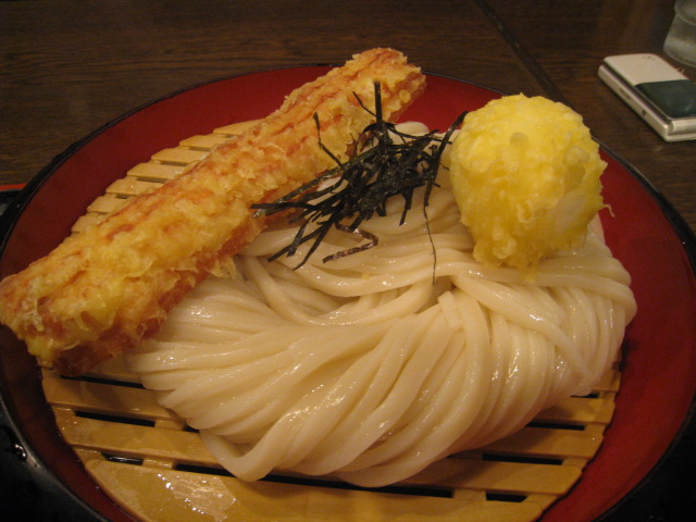 讃州　ざるチャ－シューちくわ玉天トッピング　麺