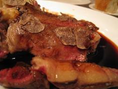 「岩手産短角牛リブロース肉のステーキ　ポルトソース」アップ２