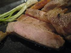 椿豚のロースステーキ　燻製風味　１２８０円　アップ