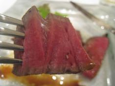ソプラーノ　大阪ウメビーフフィレ肉のタリアータ　玉葱のポワレ、にんにくのピュレと共に　フォーク持ち