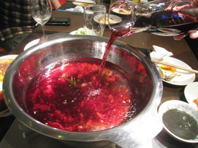 赤ワイン鍋　ワイン挿入