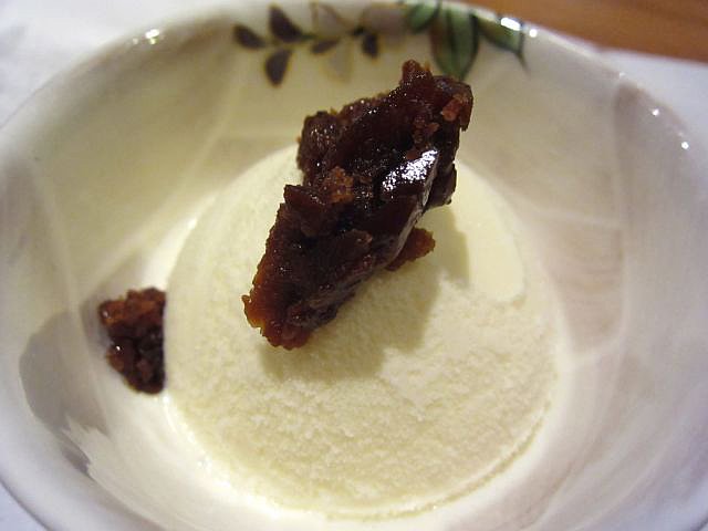 沖縄の黒糖のせバニラアイス