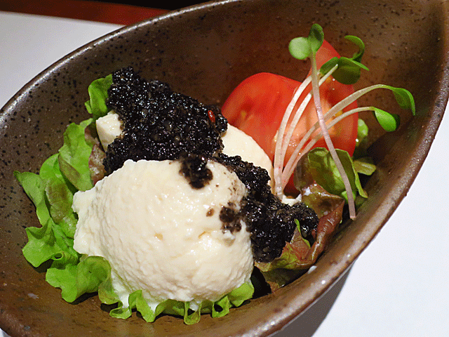肉 阿久 (NIKU AKYU)豆腐と新鮮野菜のサラダ